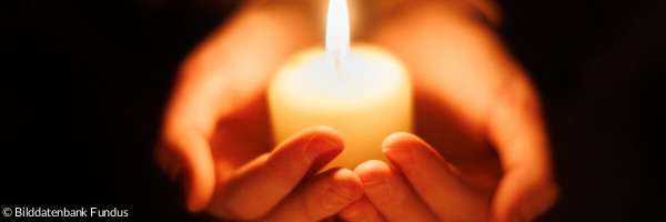 Frieden Kerze Hand