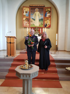 Prädikantin Christina Roth gratuliert Dekanatskantor Mark Genzel zum Dienstjubiläum. 