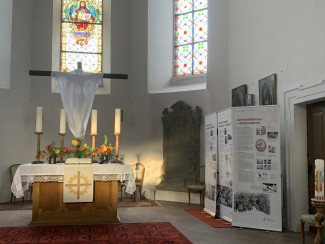 Besonders im Abendlicht beeindruckten Teile der Ausstellung im Altarraum der Evang. Dreieinigkeitskirche in Zeitlofs. Der auferstandene Jesus Christus, kreativ mit einem leichten weißen Tuch als in der Osternacht auferstanden hervorgehoben, verband Judentum und Christentum eindrücklich.