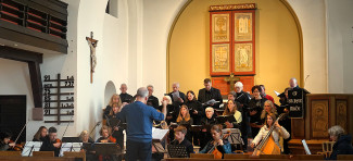 Dekanatskantor Mark Genzel bei der Generalprobe zur Markus-Passion mit dem Kantatenchor. 