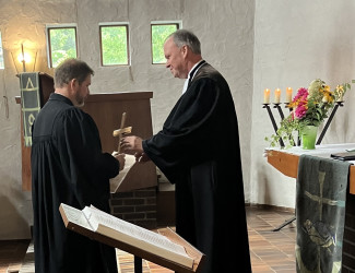 Überreichung der Urkunde von Dekan Roth 