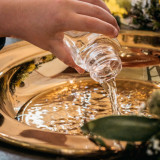 Wasser im Taufbecken