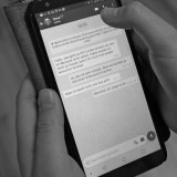 Mobiltelefon mit Whatsapp-Chat (Foto in schwarz-weiß)